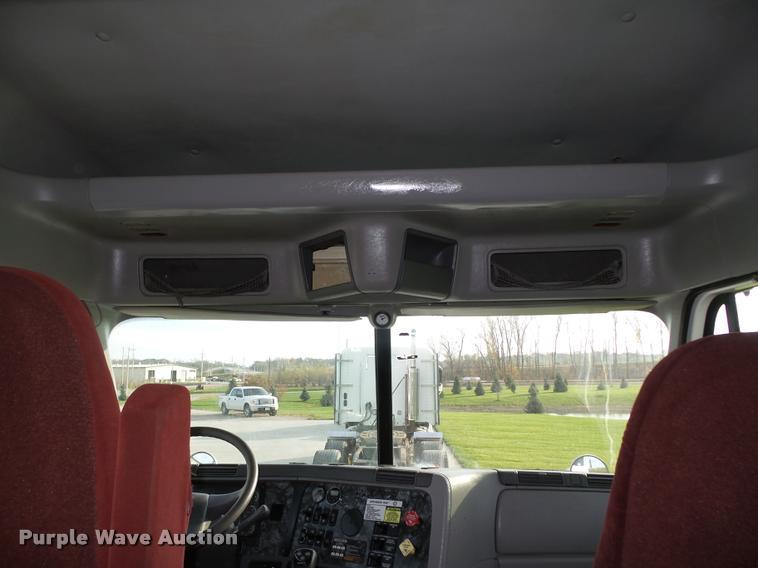 image for item L4115 2001 Freightliner Columbia 120 semi truck