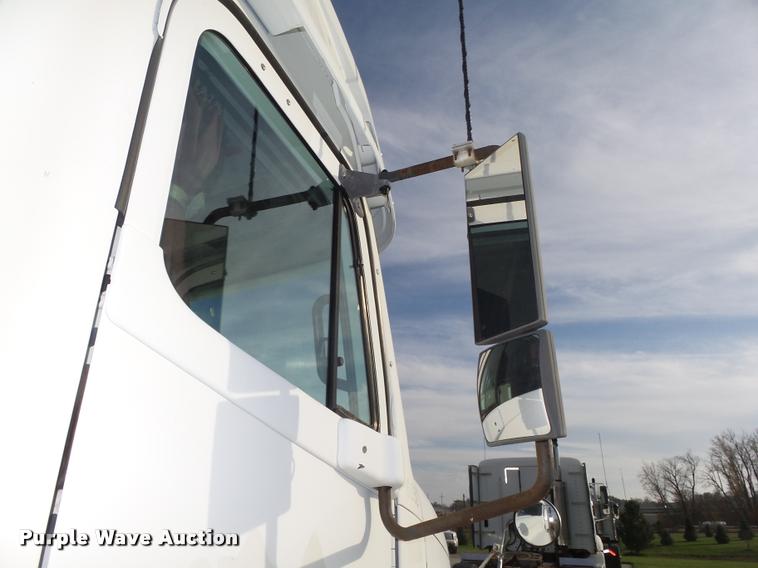 image for item L4115 2001 Freightliner Columbia 120 semi truck