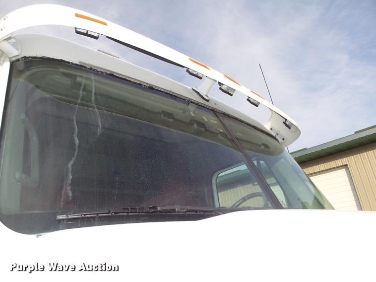 image for item L4115 2001 Freightliner Columbia 120 semi truck