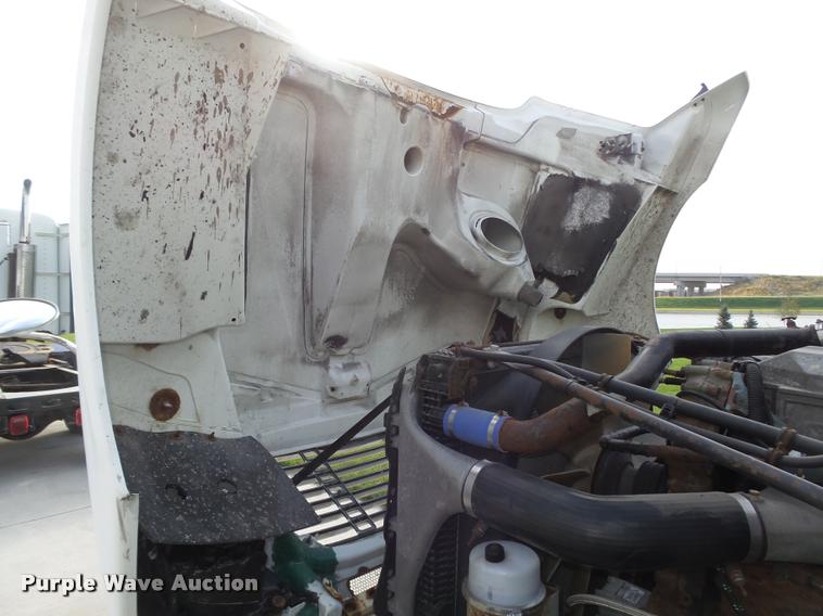 image for item L4115 2001 Freightliner Columbia 120 semi truck