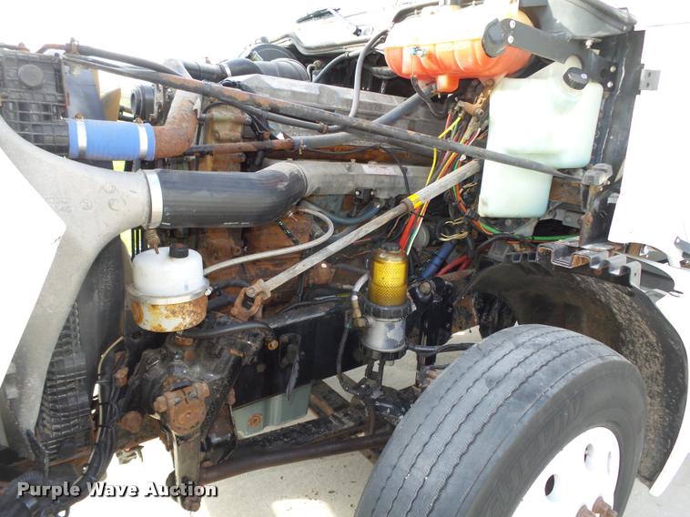 image for item L4115 2001 Freightliner Columbia 120 semi truck