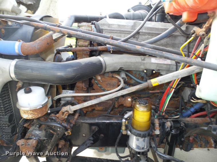 image for item L4115 2001 Freightliner Columbia 120 semi truck