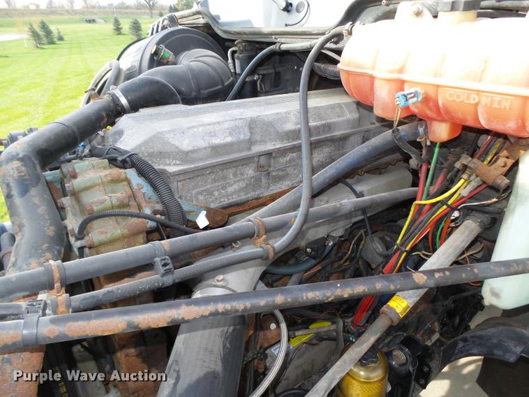 image for item L4115 2001 Freightliner Columbia 120 semi truck