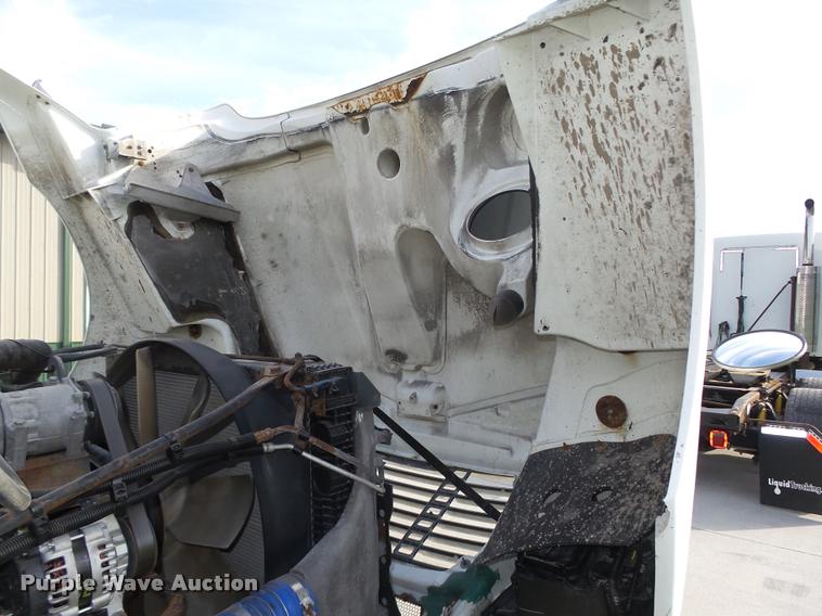 image for item L4115 2001 Freightliner Columbia 120 semi truck