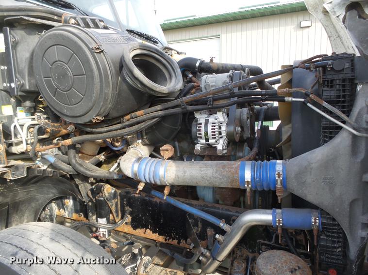 image for item L4115 2001 Freightliner Columbia 120 semi truck