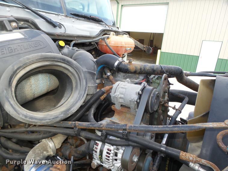 image for item L4115 2001 Freightliner Columbia 120 semi truck