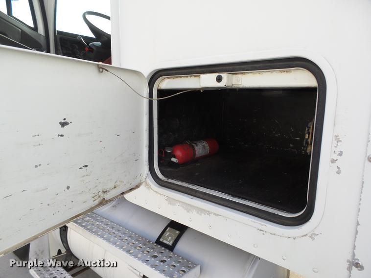 image for item L4115 2001 Freightliner Columbia 120 semi truck