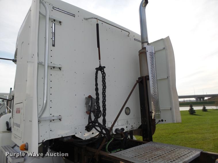 image for item L4115 2001 Freightliner Columbia 120 semi truck