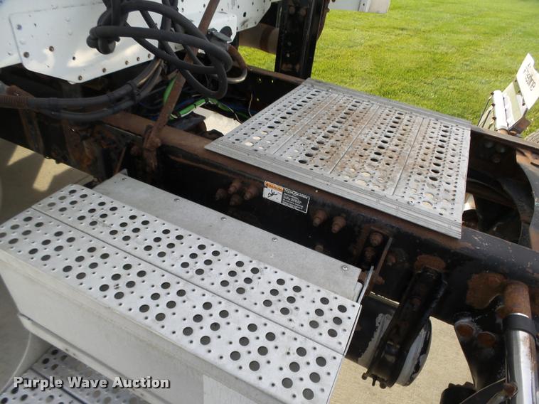 image for item L4115 2001 Freightliner Columbia 120 semi truck