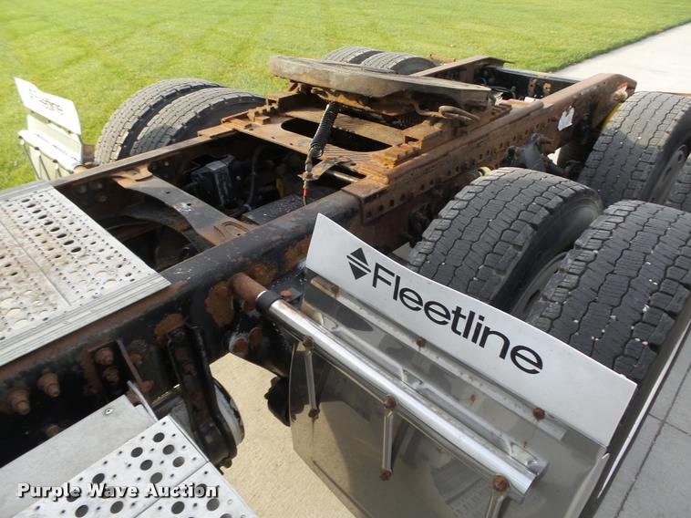 image for item L4115 2001 Freightliner Columbia 120 semi truck