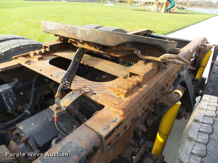 image for item L4115 2001 Freightliner Columbia 120 semi truck