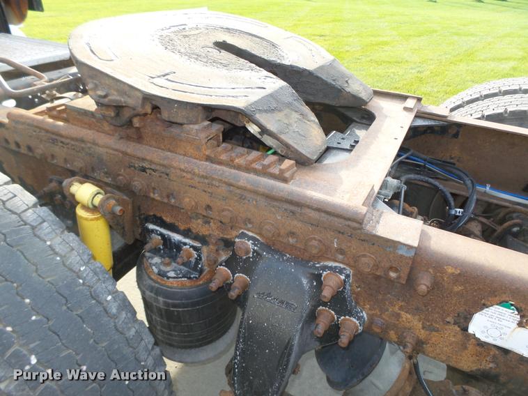 image for item L4115 2001 Freightliner Columbia 120 semi truck