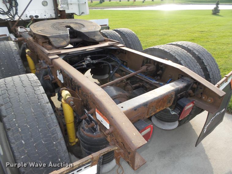 image for item L4115 2001 Freightliner Columbia 120 semi truck