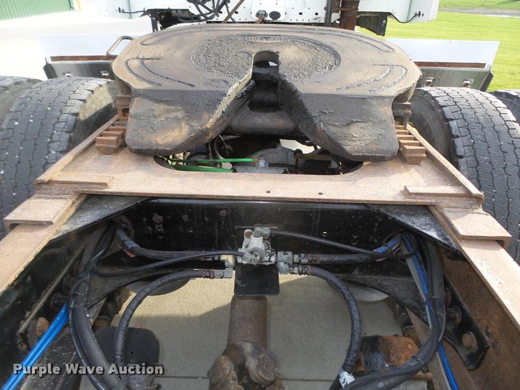 image for item L4115 2001 Freightliner Columbia 120 semi truck