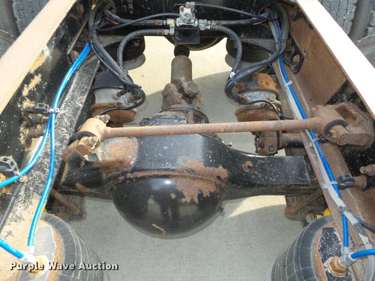 image for item L4115 2001 Freightliner Columbia 120 semi truck