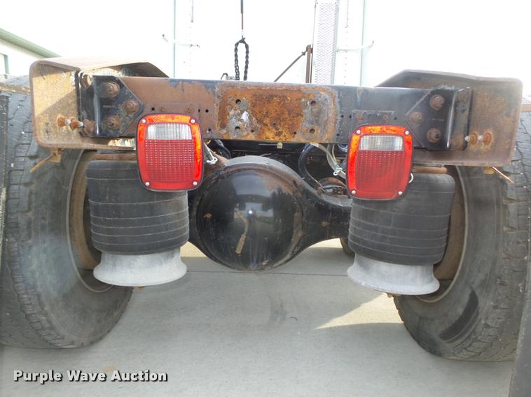 image for item L4115 2001 Freightliner Columbia 120 semi truck