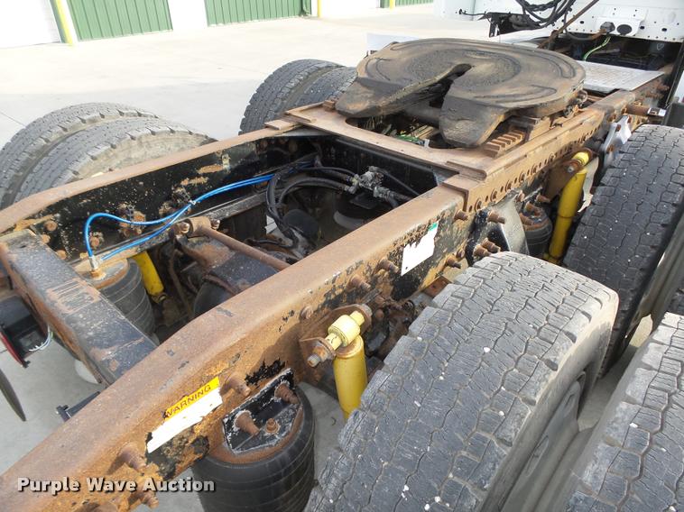 image for item L4115 2001 Freightliner Columbia 120 semi truck