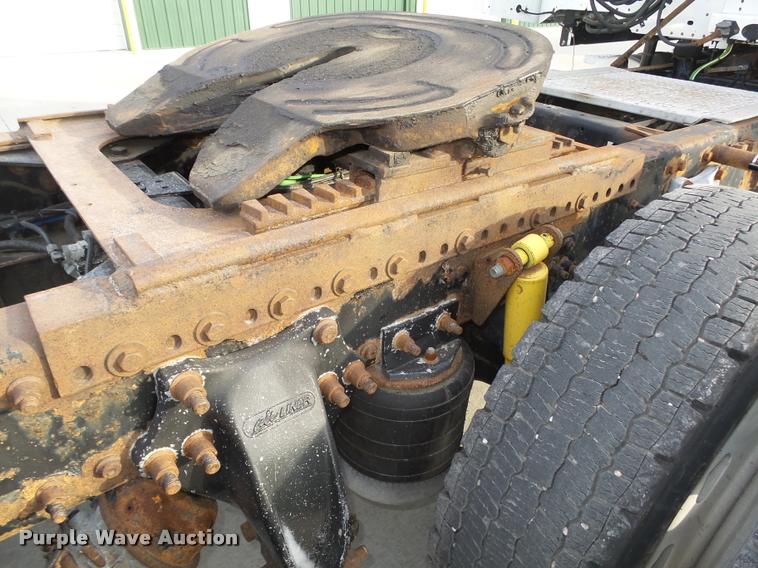 image for item L4115 2001 Freightliner Columbia 120 semi truck