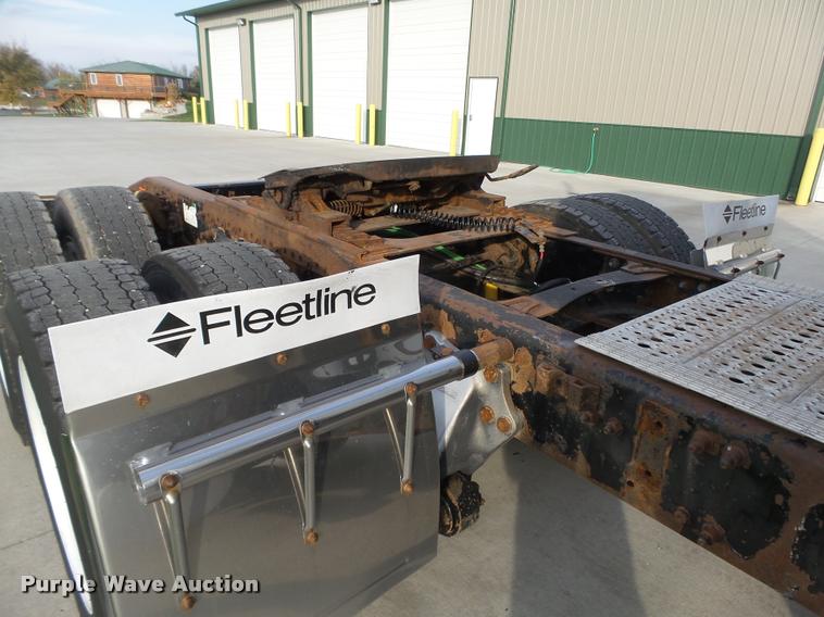 image for item L4115 2001 Freightliner Columbia 120 semi truck