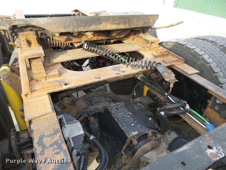 image for item L4115 2001 Freightliner Columbia 120 semi truck