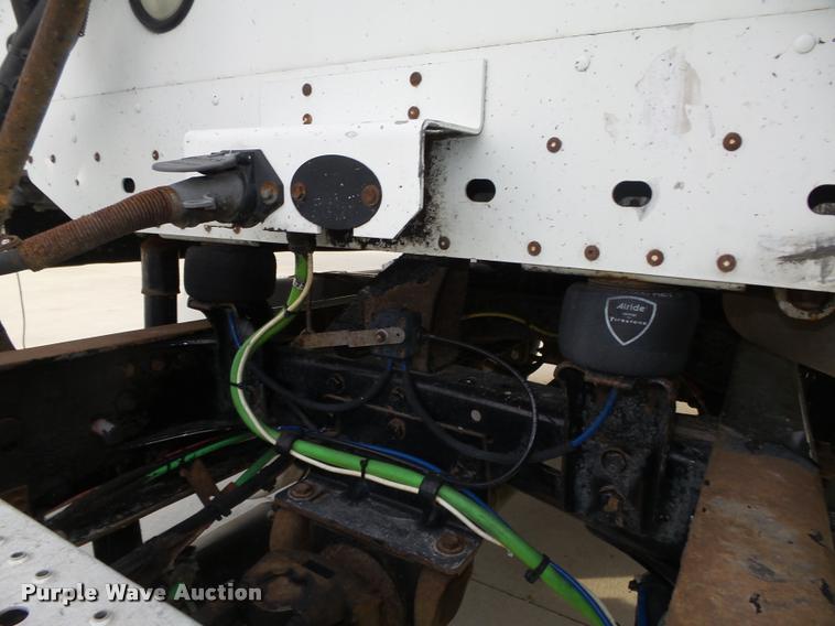 image for item L4115 2001 Freightliner Columbia 120 semi truck