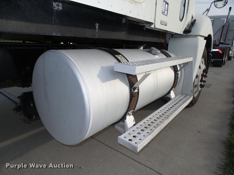 image for item L4115 2001 Freightliner Columbia 120 semi truck