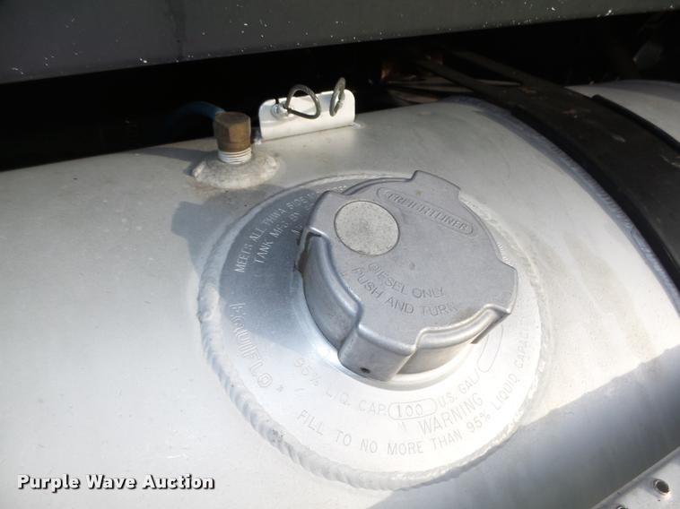 image for item L4115 2001 Freightliner Columbia 120 semi truck