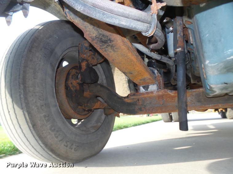 image for item L4115 2001 Freightliner Columbia 120 semi truck