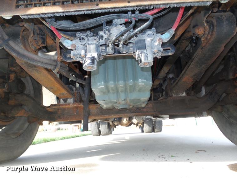 image for item L4115 2001 Freightliner Columbia 120 semi truck