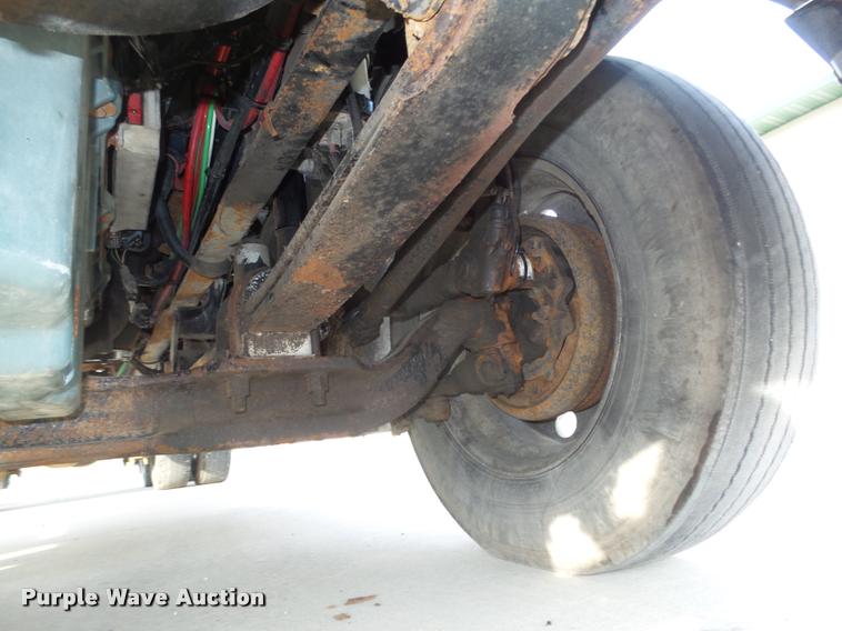 image for item L4115 2001 Freightliner Columbia 120 semi truck