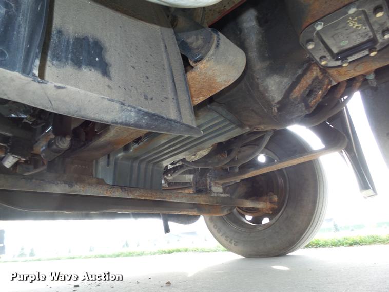 image for item L4115 2001 Freightliner Columbia 120 semi truck