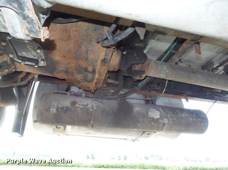 image for item L4115 2001 Freightliner Columbia 120 semi truck