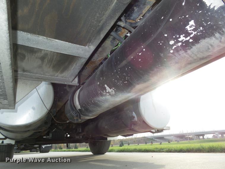 image for item L4115 2001 Freightliner Columbia 120 semi truck