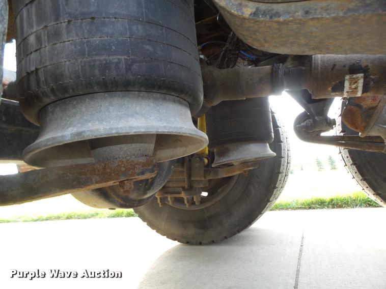 image for item L4115 2001 Freightliner Columbia 120 semi truck