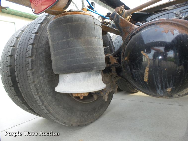 image for item L4115 2001 Freightliner Columbia 120 semi truck