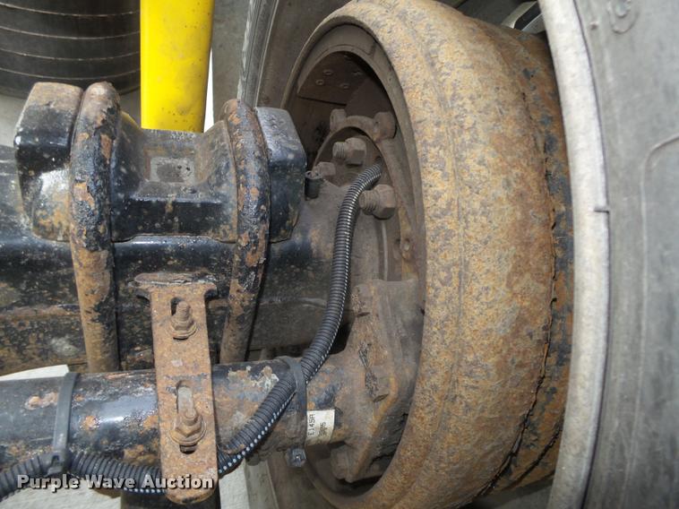 image for item L4115 2001 Freightliner Columbia 120 semi truck