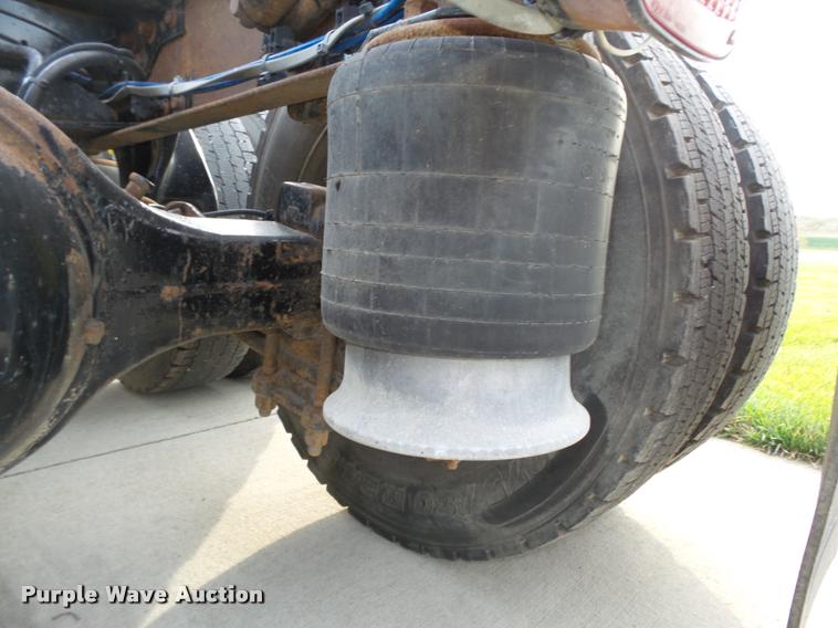 image for item L4115 2001 Freightliner Columbia 120 semi truck