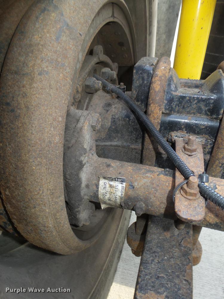 image for item L4115 2001 Freightliner Columbia 120 semi truck