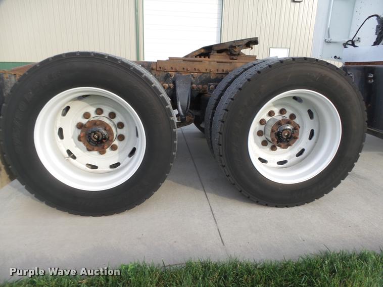 image for item L4115 2001 Freightliner Columbia 120 semi truck