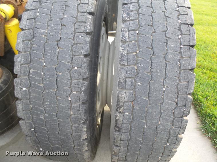 image for item L4115 2001 Freightliner Columbia 120 semi truck