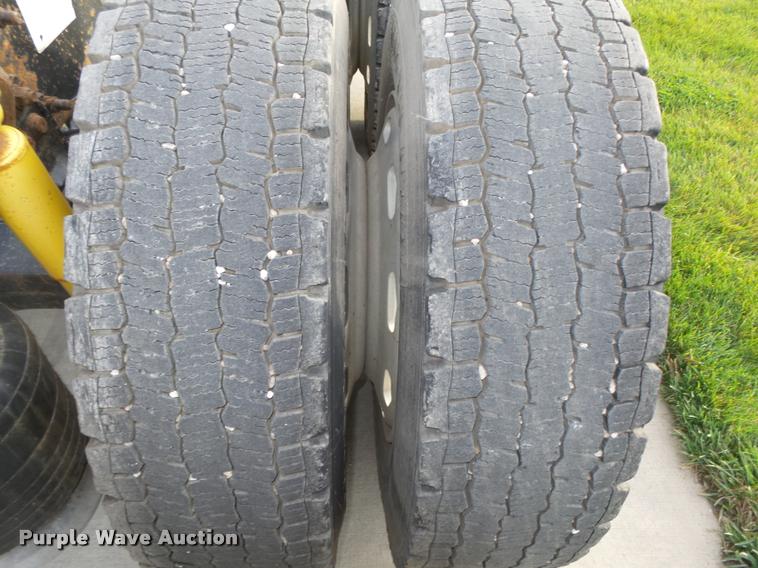 image for item L4115 2001 Freightliner Columbia 120 semi truck