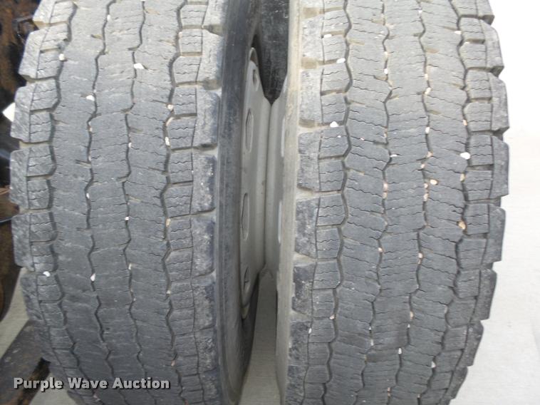 image for item L4115 2001 Freightliner Columbia 120 semi truck