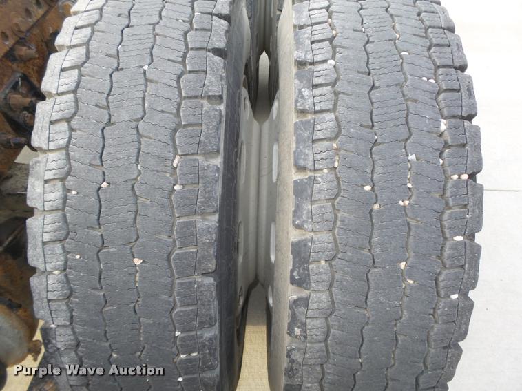 image for item L4115 2001 Freightliner Columbia 120 semi truck