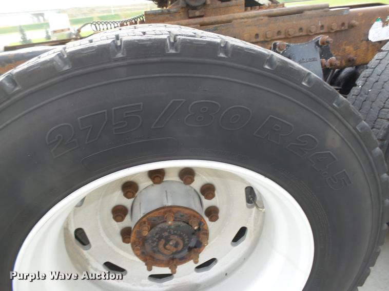 image for item L4115 2001 Freightliner Columbia 120 semi truck