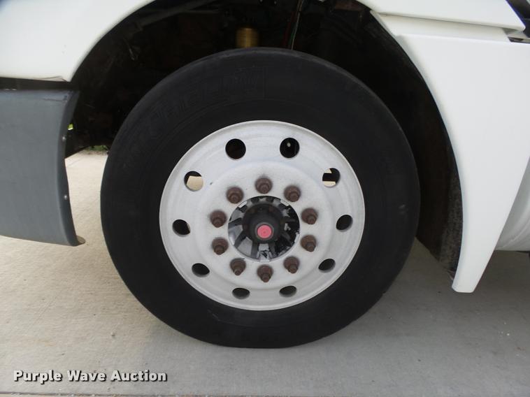 image for item L4115 2001 Freightliner Columbia 120 semi truck