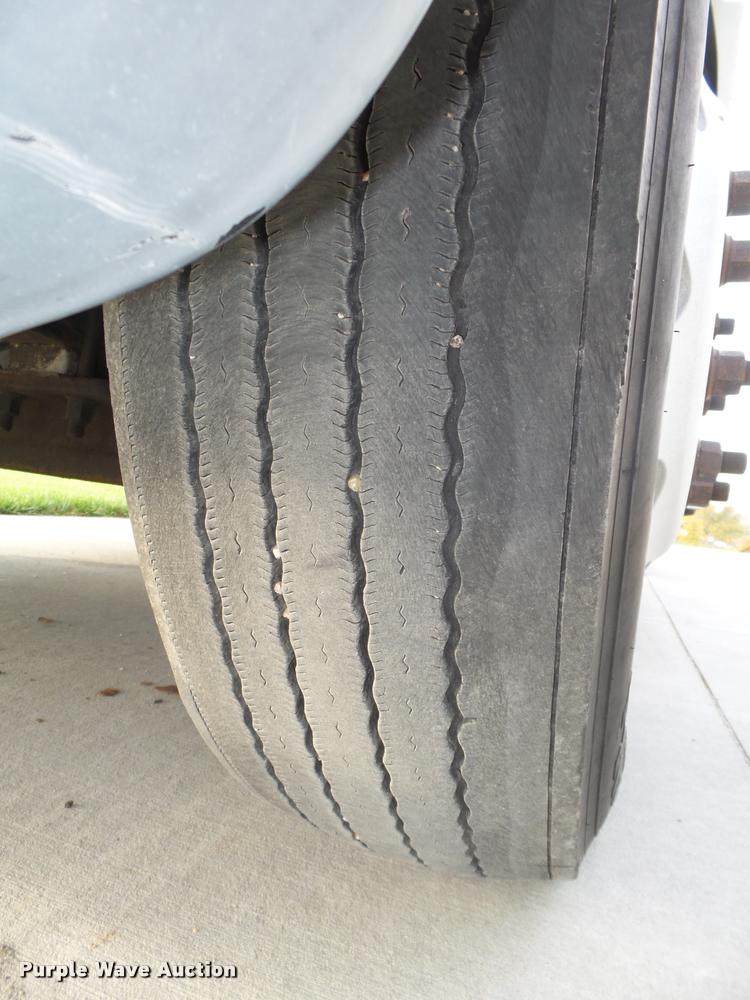 image for item L4115 2001 Freightliner Columbia 120 semi truck