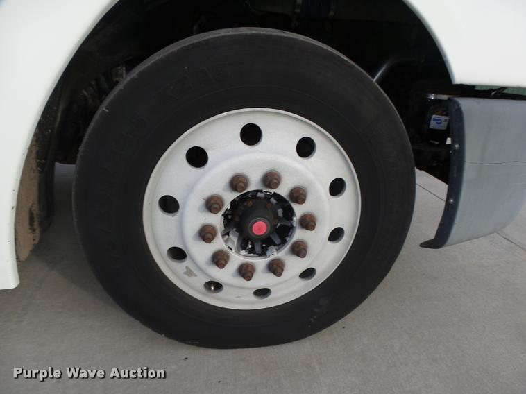 image for item L4115 2001 Freightliner Columbia 120 semi truck