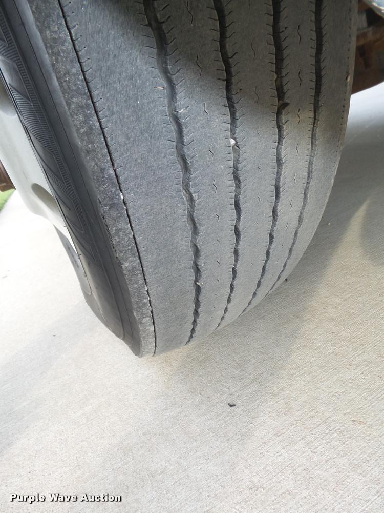 image for item L4115 2001 Freightliner Columbia 120 semi truck