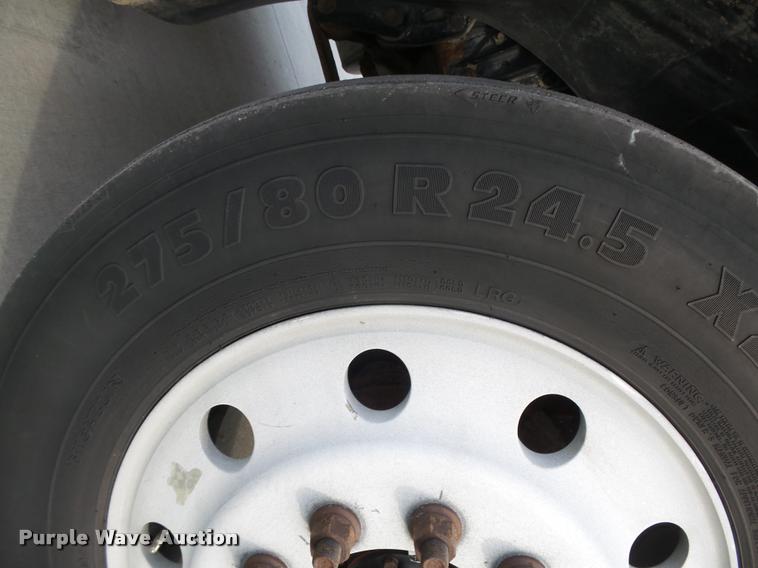 image for item L4115 2001 Freightliner Columbia 120 semi truck