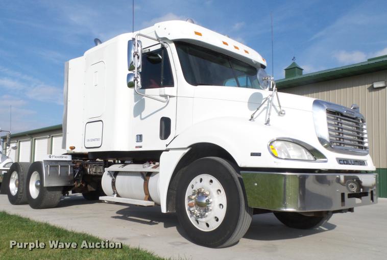 image for item L4118 2005 Freightliner Columbia semi truck